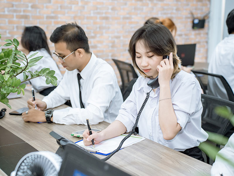 Nhân viên tư vấn Atalk luôn sẵn sàng hỗ trợ giải đáp mọi thắc mắc của khách hàng về máy phiên dịch Nhân viên tư vấn Atalk luôn sẵn sàng hỗ trợ giải đáp mọi thắc mắc của khách hàng về máy phiên dịch